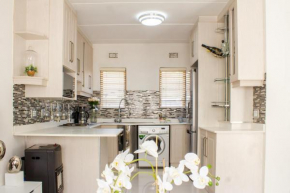 Beautiful 2 bedroom Apartment near Monte Casino